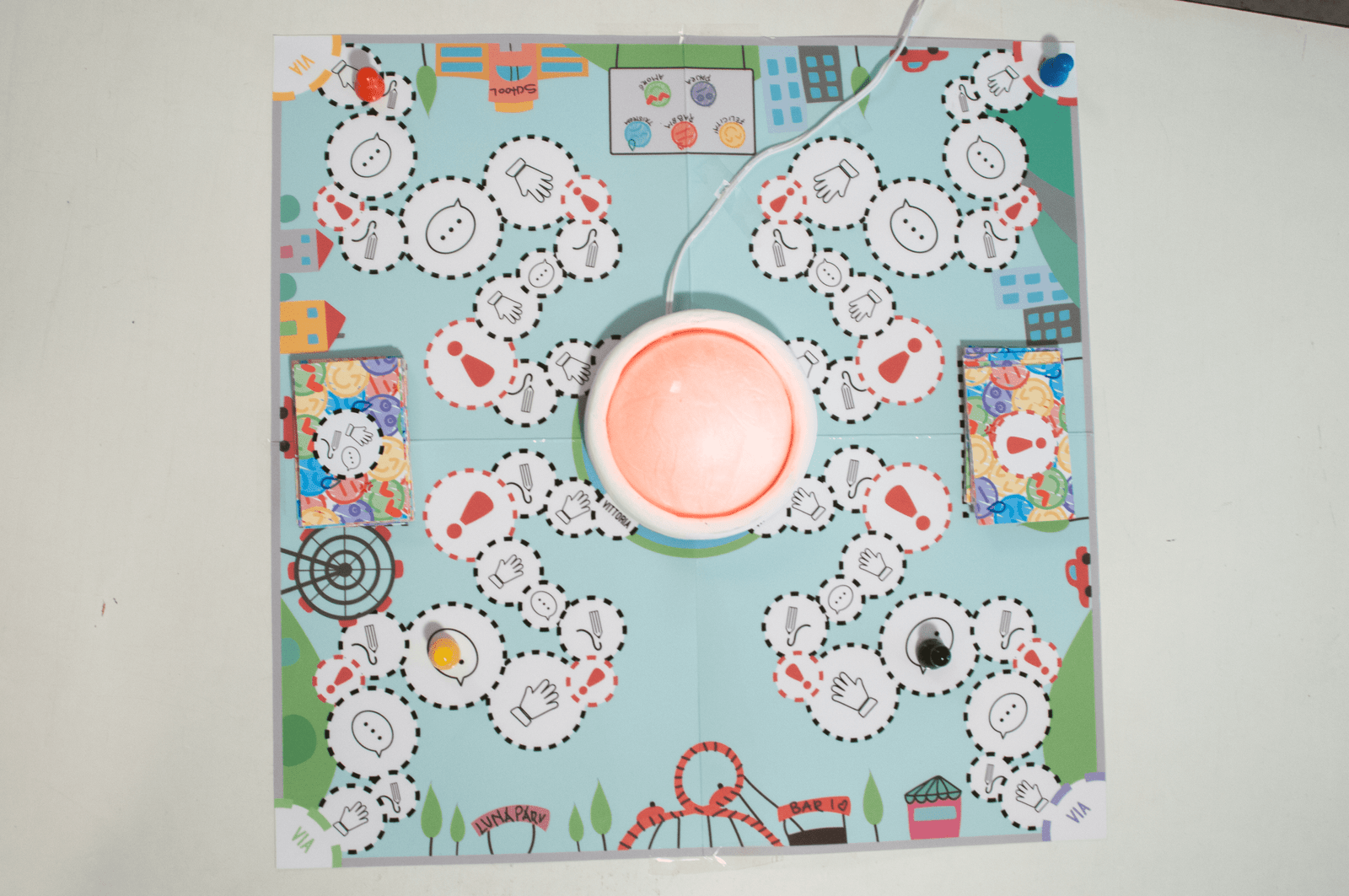 foto dall'alto del tabellone di gioco con buzz centrale acceso